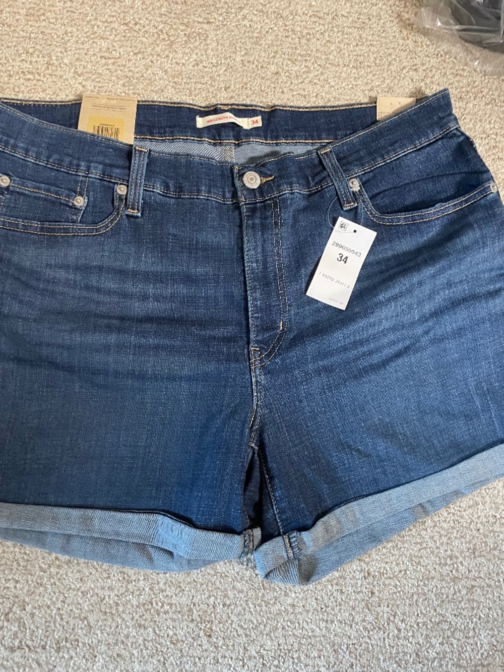 Levi’s mid-rise mid-length denim shorts NWT sz. 34/18